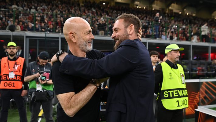 MILAN, ITALY - APRIL 11: Head coach of AC Milan Stefano Pioli shakes hands with head coach of AS Roma Daniele De Rossi before the UEFA Europa League 2023/24 Quarter-Final first leg match between AC Milan and AS Roma at Stadio Giuseppe Meazza on April 11, 2024 in Milan, Italy. (Photo by Claudio Villa/AC Milan via Getty Images) Roma-Milan, le formazioni ufficiali di De Rossi e Pioli - immagine 1