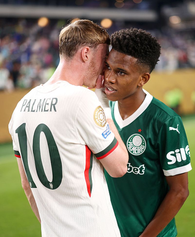 Cole Palmer con Estevao, suo futuro compagno al Chelsea dopo il Mondiale per Club. (Photo by Carl Recine - FIFA/FIFA via Getty Images) Palmer-Estevao, che siparietto a fine gara: “Non ha capito mezza parola di quello che gli ho detto”- immagine 2