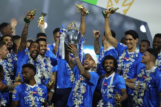 Riyadh, Arabia Saudita - 24 maggio 2024: Giocatori dell'Al-Hilal col trofeo della Saudi Pro League. (Photo by Yasser Bakhsh/Getty Images) Mondiale per Club: alla scoperta dell’Al-Hilal, la nuova squadra di Simone Inzaghi- immagine 5