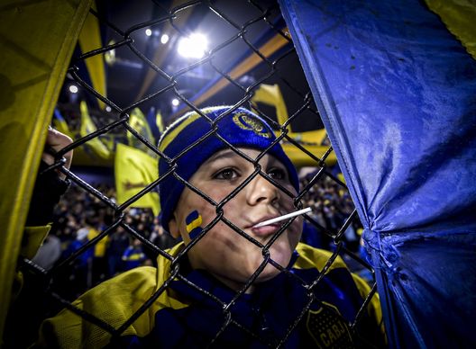 BUENOS AIRES, ARGENTINA - 24 LUGLIO: Un tifoso del Boca Juniors guarda la partita della Liga Profesional 2023 tra Boca Juniors e Newell's Old Boys allo stadio Alberto J. Armando, il 24 luglio 2023 a Buenos Aires, Argentina. (Foto di Marcelo Endelli/Getty Images) Tifoserie a confronto: Bayern-Boca Juniors, chi vince sugli spalti?- immagine 6