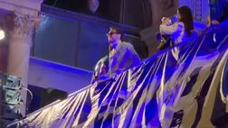 VIDEO FCIN1908 / Calhanoglu fa partire il coro anti Milan: salta tutta piazza Duomo