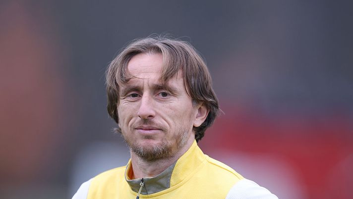 CAIRATE, ITALY - DECEMBER 01: Luka Modric of AC Milan looks on during AC Milan training session at Milanello on December 01, 2025 in Cairate, Italy. (Photo by Claudio Villa/AC Milan via Getty Images) Milan, Luka Modrić: “Sono in un club molto vicino al Real Madrid per storia e nome” - immagine 1