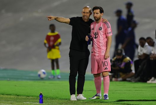 L'allenatore dell'Inter Miami, Mascherano, dà indicazioni a Messi. (Foto di Kevin C. Cox/Getty Images)