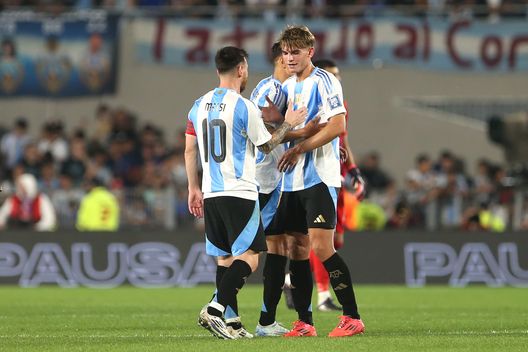 Nico Paz insieme a Messi durante il match di qualificazione ai Mondiali 2026, contro la Bolivia all'Estadio Monumental. (Foto di Daniel Jayo/Getty Images) Argentina, un laboratorio di talento: com’è cambiata la Selección dalla vittoria in Qatar- immagine 4