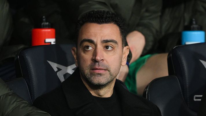 BARCELONA, SPAIN - JANUARY 27: Head Coach Xavi Hernandez of FC Barcelona looks on during the LaLiga EA Sports match between FC Barcelona and Villarreal CF at Estadi Olimpic Lluis Companys on January 27, 2024 in Barcelona, Spain. (Photo by David Ramos/Getty Images) Xavi, l’intermediario: “Cerca squadra. Napoli? Sarebbe piazza graditissima” - immagine 1
