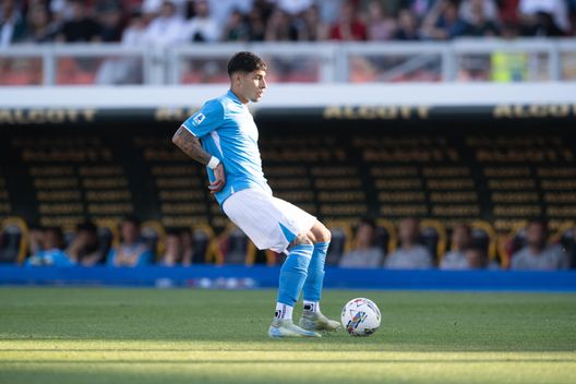 LECCE, ITALY - MAY 03: Mathias Olivera in action during the Serie match between Lecce and Napoli at Stadio Via del Mare on May 03, 2025 in Lecce, Italy. (Photo by SSC NAPOLI/SSC NAPOLI via Getty Images) Olivera si applica alla perfezione con maturità e disinvoltura: i voti dei quotidiani- immagine 3