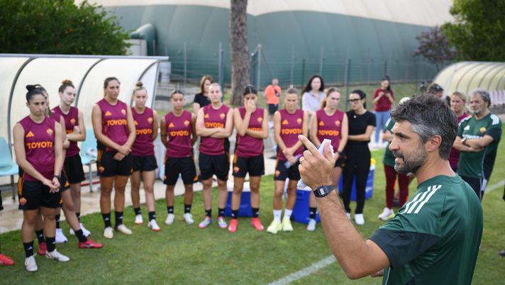 ROME, ITALY - JULY 19: Luca Rossettini Head Coach of As Roma women gestures during the AS Roma women training session at Giulio Onesti Sport Centre, on July 19, 2025 in Rome, Italy. (Photo by AS Roma/AS Roma via Getty Images) Roma Femminile, Rossettini: “Ritiro positivo. L’obiettivo primario è la Champions” - immagine 1