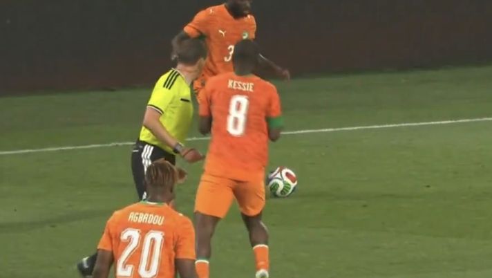 Screenshot Kessie, cosa combini? Arbitro mandato KO con una spallata! IL VIDEO - immagine 1