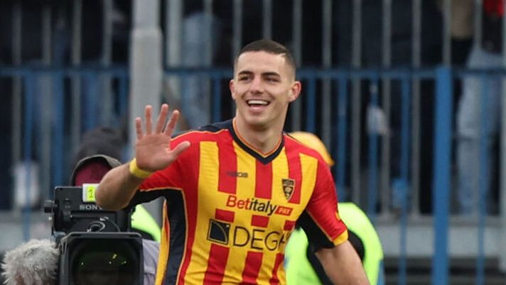 EMPOLI, ITALY - JANUARY 11: Nikola Krstovic of US Lecce celebrates after scoring a goal during the Serie A match between Empoli and Lecce at Stadio Carlo Castellani on January 11, 2025 in Empoli, Italy. (Photo by Gabriele Maltinti/Getty Images) Sky – Ecco chi vuole Krstovic: una proposta dall’Italia e una dall’estero, il Napoli… - immagine 1