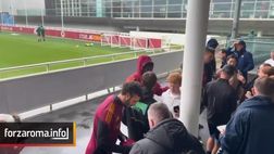 Allenamento Roma, squadra vicina ai tifosi: foto e autografi al termine della seduta
