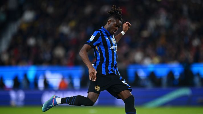 RIYADH, SAUDI ARABIA - JANUARY 06: Yann Aurel Bisseck of FC Internazionale in action during the Italian Super Cup Final match between FC Internazionale and AC Milan at Al-Awwal Park Stadium on January 06, 2025 in Riyadh, Saudi Arabia. (Photo by Mattia Ozbot - Inter/Inter via Getty Images) bisseck