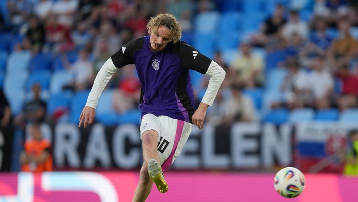BRATISLAVA, SLOVAKIA - JUNE 28: Nick Woltemade of Germany warms up prior to the UEFA European Under-21 Championship 2025 Final match between England and Germany at National Football stadium on June 28, 2025 in Bratislava, Slovakia. (Photo by Christian Hofer/Getty Images) Matthaus promuove l’acquisto di Woltemade: “Il valore è salito già a 100 milioni” - immagine 1