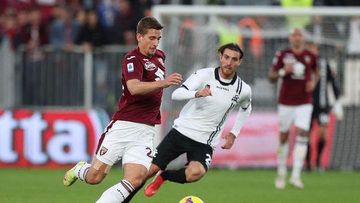 LA SPEZIA, ITALY - NOVEMBER 06: Simone Batoni of Spezia Calcio battles for the ball with Dennis Praet of Torino FC during the Serie A match between Spezia Calcio v Torino FC at Stadio Alberto Picco on November 6, 2021 in La Spezia, Italy. (Photo by Gabriele Maltinti/Getty Images) Torino-Spezia: l’ultimo precedente in casa granata costò la panchina a Giampaolo - immagine 1