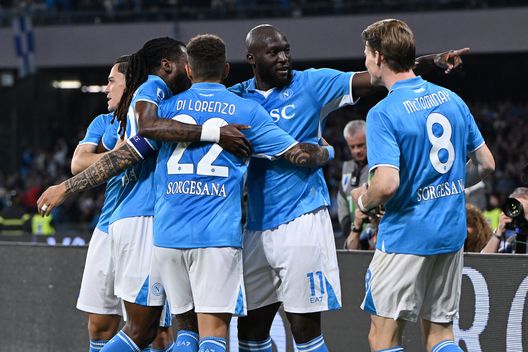 Il Napoli esulta dopo il gol di Lukaku contro il Genoa (Foto di Francesco Pecoraro/Getty Images) Napoli, lo scudetto ti fa ricco: ecco quanto può valere il tricolore- immagine 3