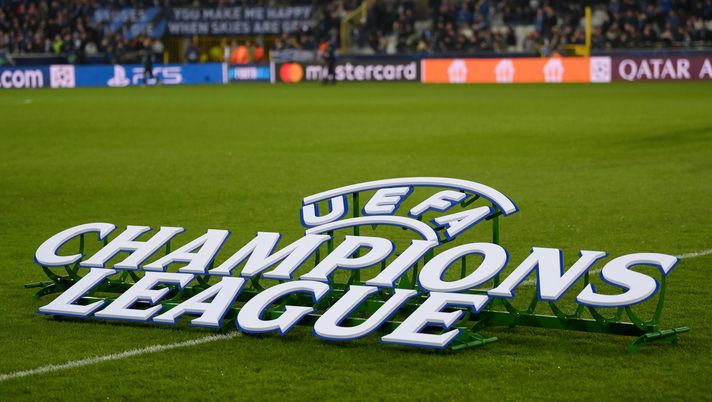 BRUGGE, BELGIUM - MARCH 04: General view inside the stadium featuring a UEFA Champions League sign prior to the UEFA Champions League 2024/25 UEFA Champions League 2024/25 Round of 16 first leg match between Club Brugge KV and Aston Villa FC at Jan Breydelstadion on March 04, 2025 in Brugge, Belgium. (Photo by Mike Hewitt/Getty Images) CorSera sulle italiane eliminate: “Il vecchio triangolo delle Bermuda faceva meno danni” - immagine 1