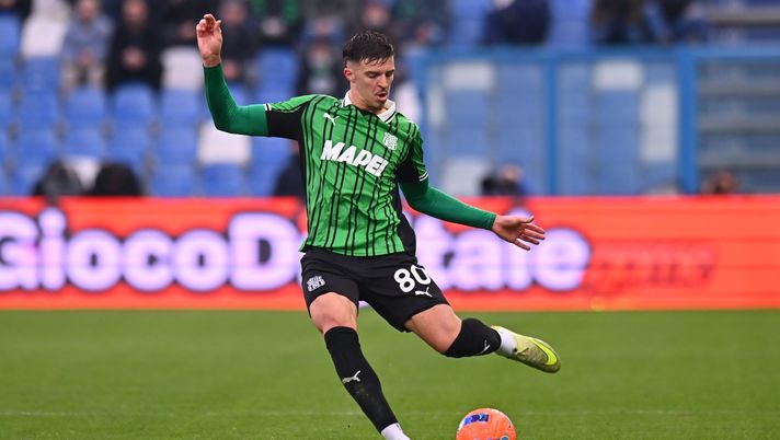 SASSUOLO, ITALY - DECEMBER 06: Tarik Muharemovic of US Sassuolo during the Serie A match between US Sassuolo Calcio and ACF Fiorentina at Mapei Stadium Citta del Tricolore on December 06, 2025 in Sassuolo, Italy. (Photo by Alessandro Sabattini/Getty Images) Carnevali su Muharemovic: “A gennaio vorremmo restare così” - immagine 1
