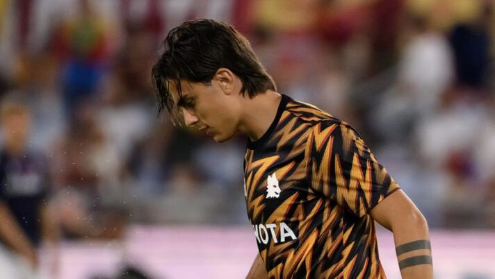 ROME, ITALY - AUGUST 23: AS Roma player Paulo Dybala warm-up prior to the Serie A match between AS Roma and Bologna FC 1909 at Stadio Olimpico on August 23, 2025 in Rome, Italy. (Photo by Fabio Rossi/AS Roma via Getty Images) Dybala, come cambia la sua gestione al fanta e negli scambi dopo l’ennesimo stop - immagine 1