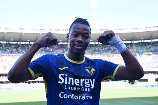 VERONA, ITALY - MAY 05: Tijjani Noslin of Hellas Verona FC celebrates victory in the Serie A TIM match between Hellas Verona FC and ACF Fiorentina at Stadio Marcantonio Bentegodi on May 05, 2024 in Verona, Italy. (Photo by Alessandro Sabattini/Getty Images) Noslin incorona Mina: “Uno dei difensori che mi ha fatto faticare di più”- immagine 2