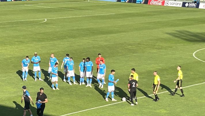 Il club azzurro ha reso omaggio alla memoria del calciatore e dell'ex direttore sportivo del club turco, scomparsi tragicamente nel terremoto dello scorso febbraio.