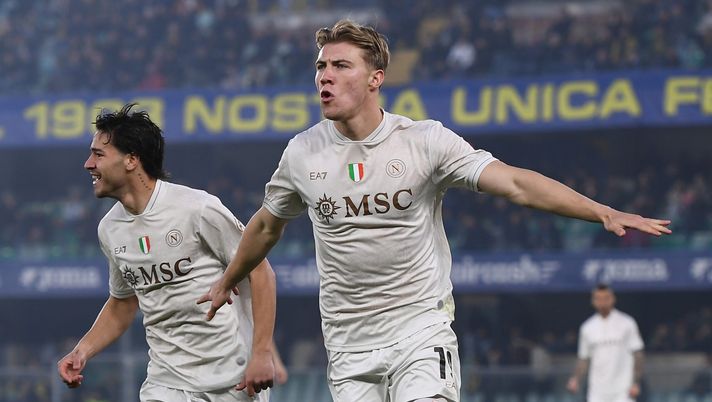 VERONA, ITALY - FEBRUARY 28: Rasmus Hojlund of SSC Napoli celebrates after scoring the opening goal during the Serie A match between Hellas Verona FC and SSC Napoli at Stadio Marcantonio Bentegodi on February 28, 2026 in Verona, Italy. (Photo by Alessandro Sabattini/Getty Images) Hojlund come Eto’o: il danese vuole sacrificarsi pur di vincere! – Mattino - immagine 1