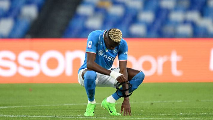 NAPLES, ITALY - APRIL 28: Victor Osimhen of SSC Napoli shows his disappointment after the Serie A TIM match between SSC Napoli and AS Roma - Serie A TIM at Stadio Diego Armando Maradona on April 28, 2024 in Naples, Italy. (Photo by Francesco Pecoraro/Getty Images) Osimhen caso al fanta, ecco la gestione. E Leghe Fantacalcio spiega perché non ha l’asterisco - immagine 1