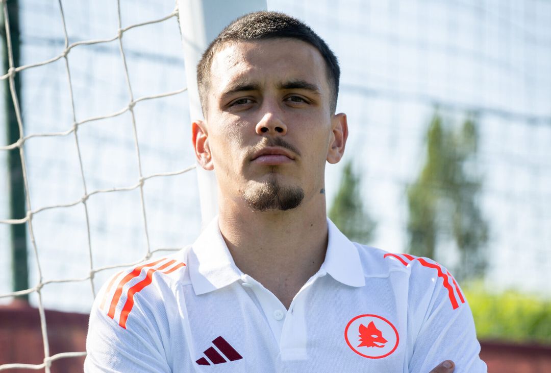 Trigoria, la firma e il primo allenamento di Enzo Le Fée con la Roma – FOTO GALLERY - immagine 17