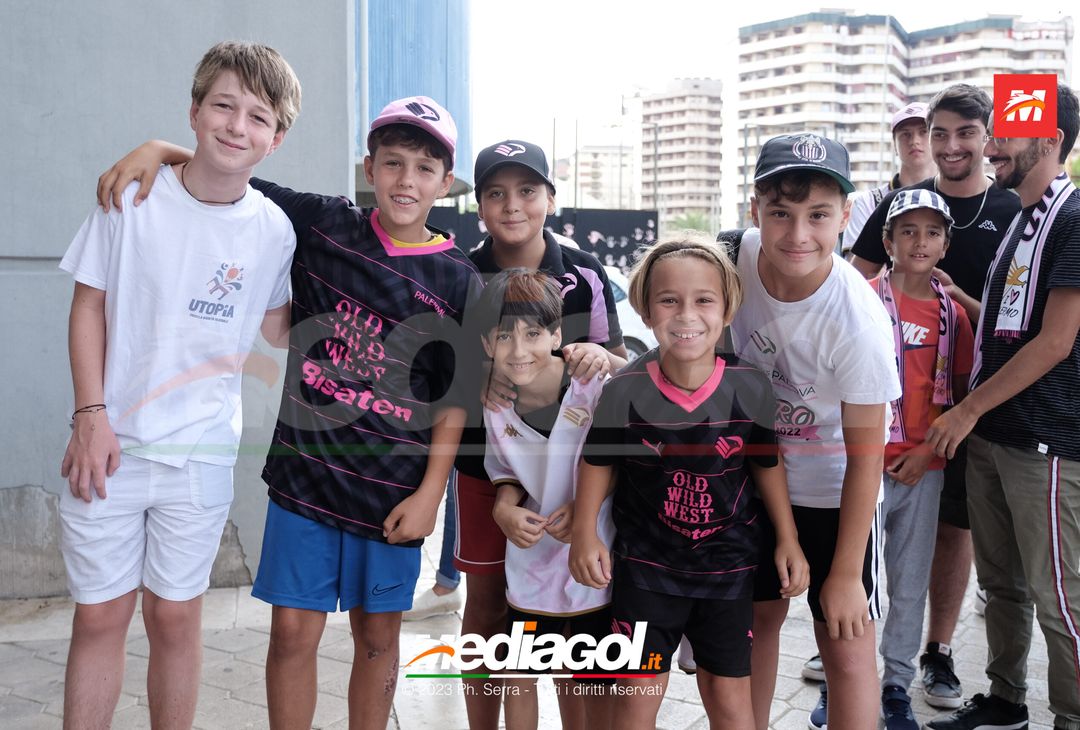 FOTO PALERMO: Federico Di Francesco scatta selfie con i tifosi allo store (GALLERY) - immagine 4