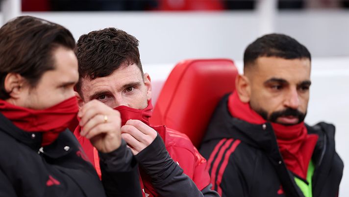 LIVERPOOL, ENGLAND - DECEMBER 13: Andrew Robertson and Federico Chiesa of Liverpool speak to each other whilst Mohamed Salah of Liverpool looks on during the Premier League match between Liverpool and Brighton & Hove Albion at Anfield on December 13, 2025 in Liverpool, England. (Photo by Carl Recine/Getty Images) Chiesa e Salah, destini incrociati. La Juventus deve aspettare - immagine 1
