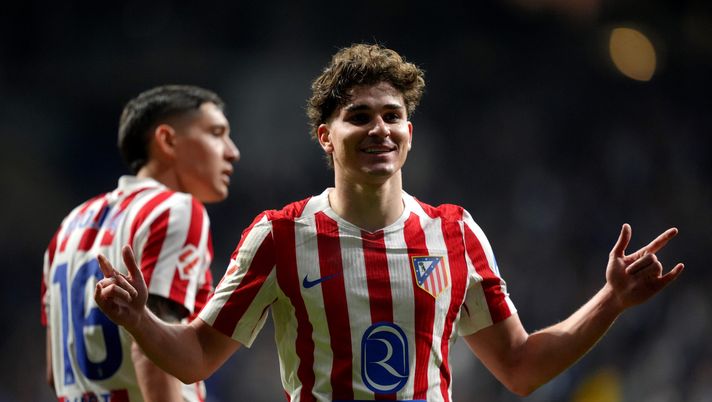 OVIEDO, SPAIN - FEBRUARY 28: Julian Alvarez of Atletico de Madrid celebrates scoring their first goal during the LaLiga EA Sports match between Real Oviedo and Atletico de Madrid at Carlos Tartiere on February 28, 2026 in Oviedo, Spain. (Photo by Juan Manuel Serrano Arce/Getty Images) Atletico Madrid-Real Sociedad: lo streaming gratis del match - immagine 1