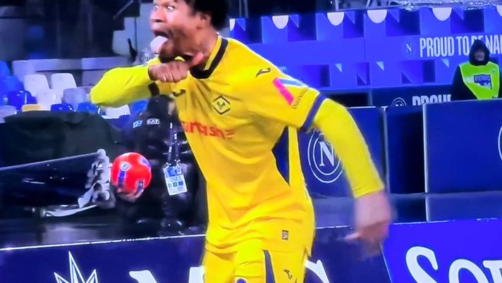 Napoli-Verona 0-2, Orban ammonito dopo il gol del raddoppio: ecco cosa ha fatto - immagine 1