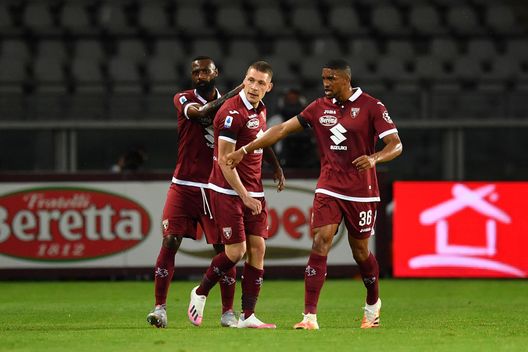 TURIN, ITALY - JUNE 23: Andrea Belotti (C) of Torino FC celebrates the opening goal with team mates Nicolas Nkoulou (L) and Gleison Bremer during the Serie A match between Torino FC and Udinese Calcio at Stadio Olimpico di Torino on June 23, 2020 in Turin, Italy. (Photo by Valerio Pennicino/Getty Images) Le pagelle di Torino-Udinese 1-0: Belotti leone, Sirigu guardiano. Zaza nota stonata- immagine 2