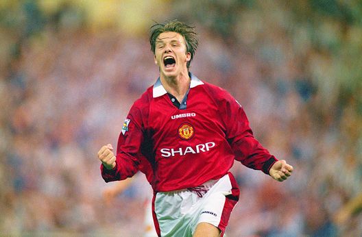 David Beckham con la maglia del Manchester United nel 1996. (Photo by Shaun Botterill/Allsport/Getty Images) Manchester United, gli arabi interessati all’acquisto del club: contatti con un ex giocatore- immagine 2