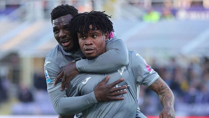 FLORENCE, ITALY - DECEMBER 14: Gift Orban of Hellas Verona celebrates after scoring a goal during the Serie A match between ACF Fiorentina and Hellas Verona FC at Artemio Franchi on December 14, 2025 in Florence, Italy. (Photo by Gabriele Maltinti/Getty Images) I voti al fanta: la scelta su Olivera e Lucca! Orban come Ekkelenkamp, Kean meno di McTominay, male Neres - immagine 1