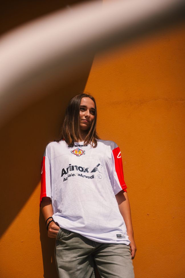 Cremonese, svelata la seconda maglia: bianca con richiami grigiorossi- immagine 4