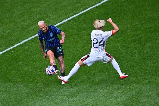 Seattle, Washington - 21 giugno 2025: Federico Dimarco e Yusuke Matsuo durante la partita tra Inter ed Urawa Red Diamonds. (Foto fi Mattia Ozbot - Inter/Inter via Getty Images) Urawa Red Diamonds-Monterrey, dove vedere il match in tv e streaming live- immagine 2