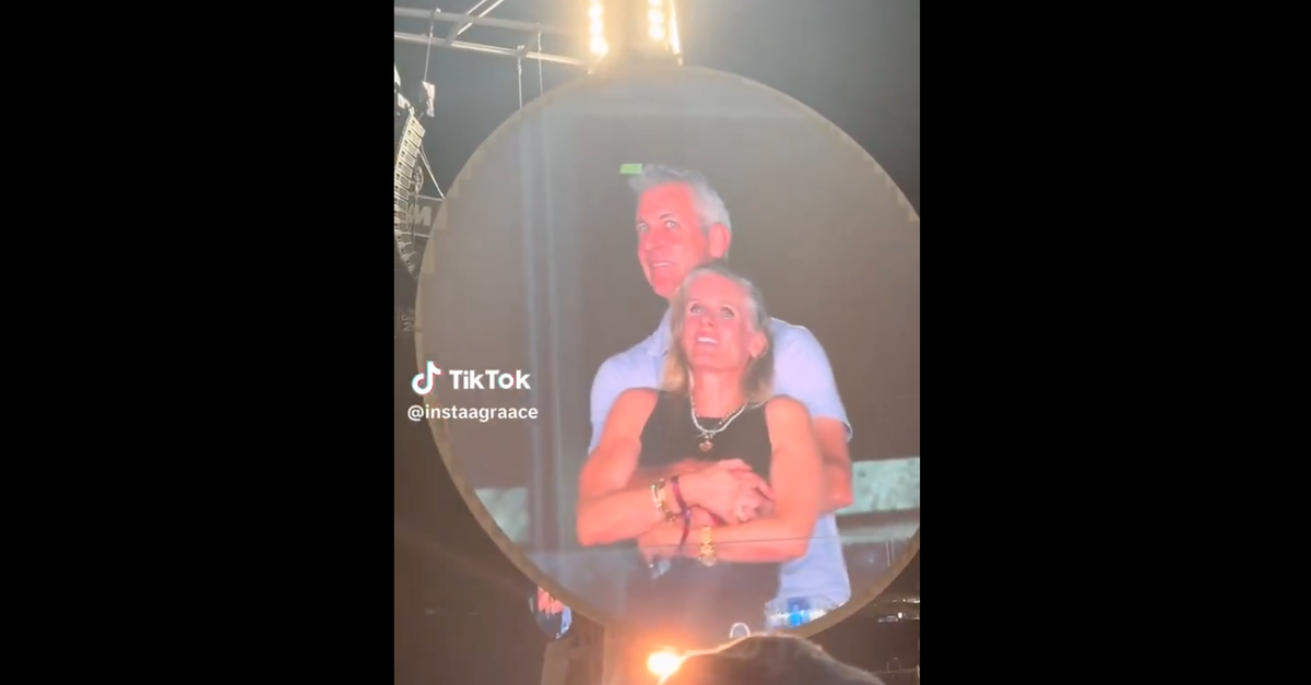 8216beccati8217 al concerto dei coldplay entrambi licenziati le motivazioni dell8217azienda