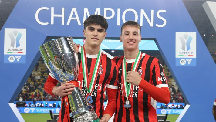 RIYADH, SAUDI ARABIA - JANUARY 06: Davide Bartesaghi and Francesco Camard of AC Milan celebrate with the trophy after winning the Italian Super Cup Final match between FC Internazionale and AC Milan at Al- Awwal Park Stadium on January 06, 2025 in Riyadh, Saudi Arabia. (Photo by Claudio Villa/AC Milan via Getty Images) Milan-Sassuolo, Camarda esulta per Bartesaghi: “Fratello mio, troppo felice per te!” - immagine 1