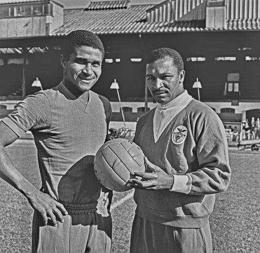 I giocatori del Benfica Eusébio e Mario Coluna nel 1964. (Foto di Evening Standard/Hulton Archive/Getty Images) Verso il Mondiale per Club: Benfica, la grande potenza del Portogallo- immagine 2