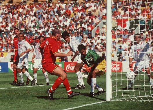 FRANCIA - 20 GIUGNO, Mondiale Francia 1998. Jorge Campos in Belgio-Messico (Foto di Mark Sandten/Bongarts/Getty Images) Sorpresa Jorge Campos, il 58enne ex portiere messicano si rimette guanti e scarpini- immagine 3