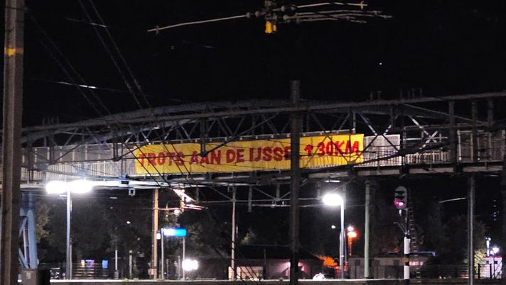 Olanda, tifosi Go Ahead Eagles preparano l’IJsselderby: striscioni a Zwolle Olanda, striscione derby