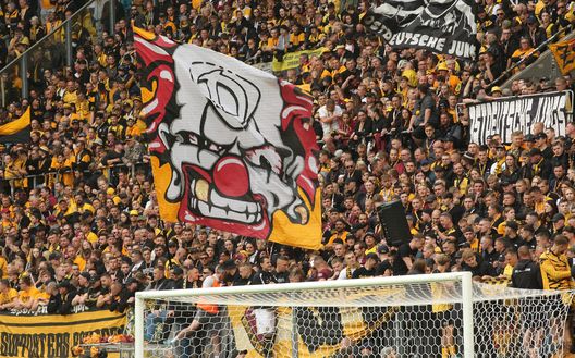 I tifosi della Dynamo Dresda (Photo by Matthias Kern/Getty Images for DFB) Assurdo in Germania, i gabbiani ‘mangiano’ il campo d’allenamento della Dynamo Dresda- immagine 2