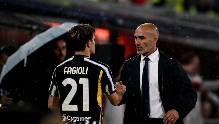 BOLOGNA, ITALY - MAY 20: Nicolo Fagioli shakes hands with Paolo Montero of Juventus during the Serie A TIM match between Bologna FC and Juventus at Stadio Renato Dall'Ara on May 20, 2024 in Bologna, Italy. (Photo by Daniele Badolato - Juventus FC/Juventus FC via Getty Images) Paolo Montero: “Grande reazione da parte nostra contro un grandissimo Bologna” - immagine 1