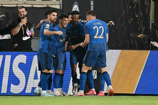 Orlando, Florida - 30 giugno 2025: Marcos Leonardo dell'Al-Hilal esulta coi propri compagni di squadra dopo aver segnato contro il Manchester City. (Foto Dipatricia De Melo Moreira/AFP via Getty Images) fluminense-Al Hilal