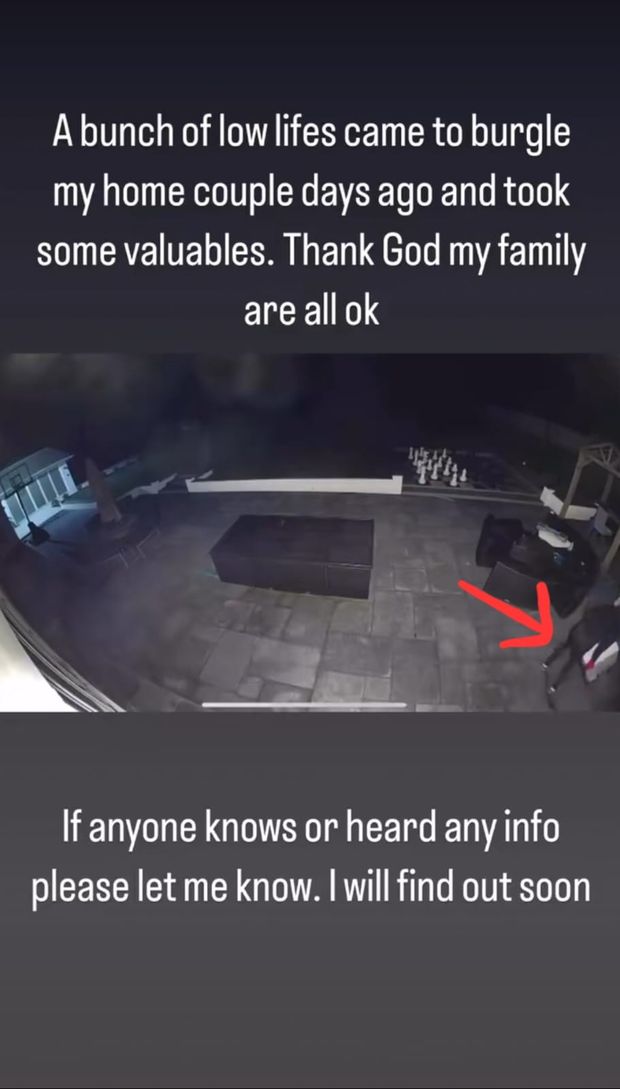 Il video delle telecamere di sorveglianza che riprende il furto in casa di Tammy Abraham Ladri in casa di Tammy Abraham: lui li filma e pubblica il video sui social- immagine 2