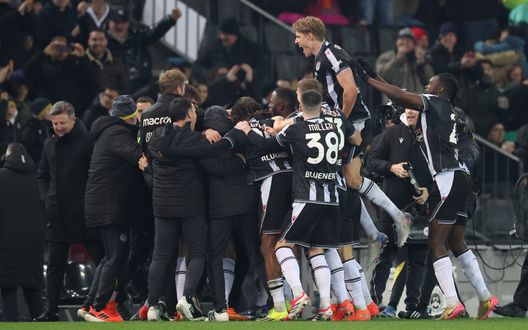 UDINE, ITALY - FEBRUARY 02: Jurgen Ekkelenkamp of Udinese celebrates scoring his goal with teammates during the Serie A match between Udinese Calcio and AS Roma at Stadio Friuli on February 02, 2026 in Udine, Italy. (Photo by Timothy Rogers/Getty Images)
