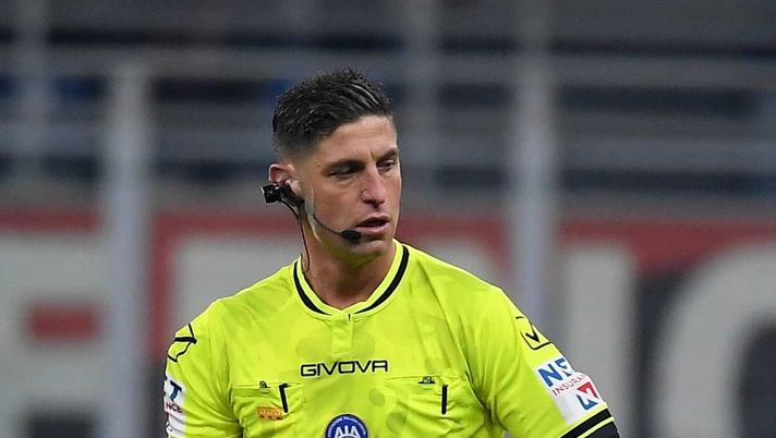 Giuseppe Collu (arbitro della Serie A), qui durante Milan-Lazio 1-0 (Serie A 2025-2026) | News (Getty Images) Caressa sul VAR: 'Quello che è successo in Milan-Lazio è gravissimo'