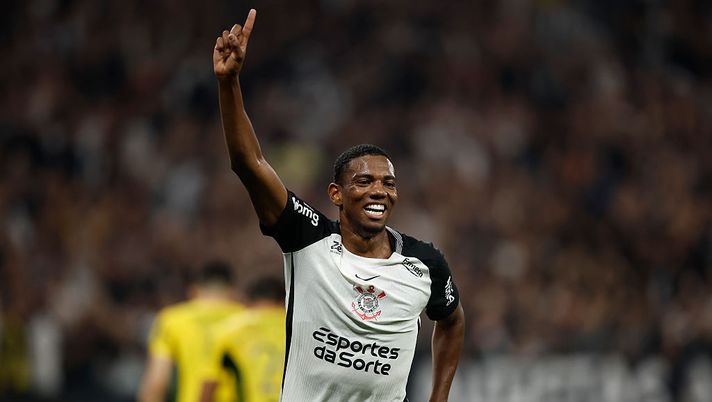 SAO PAULO, BRAZIL - OCTOBER 04: André Santos of Corinthians celebrates after scoring the team's third goal during a match between Corinthians and Mirassol as part of Brasileirao 2025 at Neo Quimica Arena on October 04, 2025 in Sao Paulo, Brazil. (Photo by Miguel Schincariol/Getty Images) Rosso e imbarazzo: il Corinthians resta in dieci per un gesto proibito - immagine 1