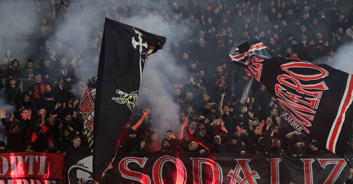 Preso a calci e pugni il giornalista Klaus Davi prima del derby da ultras rossoneri: la ricostruzione Preso a calci e pugni il giornalista Klaus Davi prima del derby da ultras rossoneri: la ricostruzione
