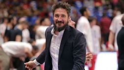 VIDEO / Pozzecco gioca con i raccattapalle ai liberi