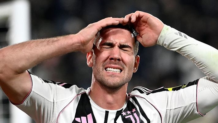 TURIN, ITALY - NOVEMBER 04: Dusan Vlahovic of Juventus reacts during the UEFA Champions League 2025/26 League Phase MD4 match between Juventus and Sporting Clube de Portugal at Juventus Stadium on November 04, 2025 in Turin, Italy. (Photo by Stefano Guidi/Getty Images) FLASH – Infortunio muscolare per Vlahovic e cambio obbligato! Dusan a caldo: “Mi sono fatto molto male” - immagine 1